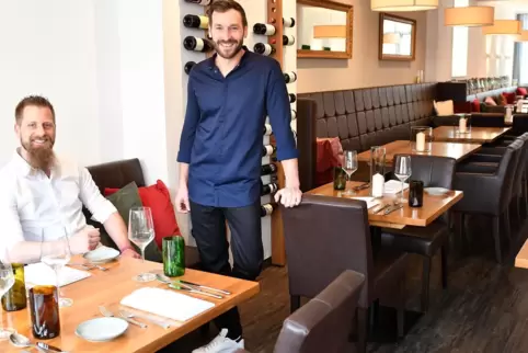 Freuen sich auf die ersten Gäste in ihrem neuen Restaurant am Dürkheimer Römerplatz: Simon Leppla (links) und Denis Strak.