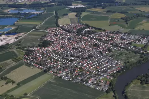 Reihenhäuser und Mehrfamilienhäuser mit bis zu 33 Wohneinheiten könnten auf dem Gelände Weide nördlich des Friedhofs entstehen.