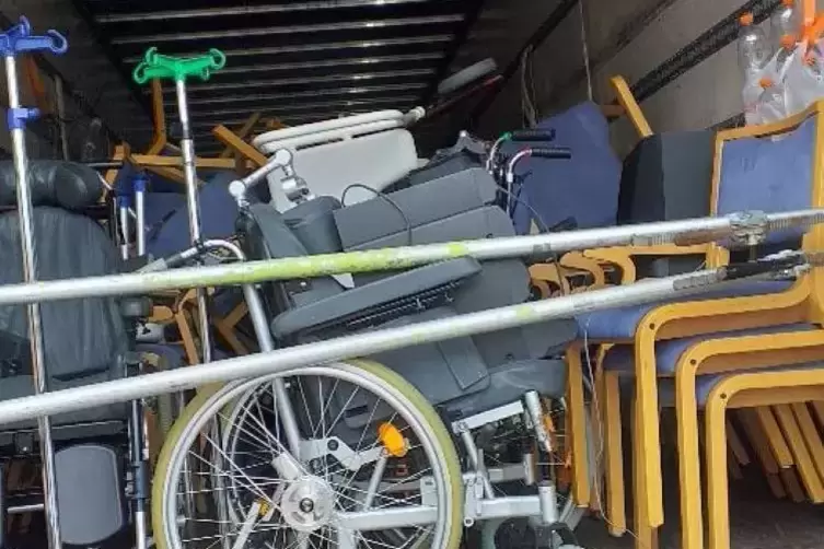 Hab den Wagen vollgeladen. Hilfsg&uuml;ter f&uuml;r Bed&uuml;rftige.
