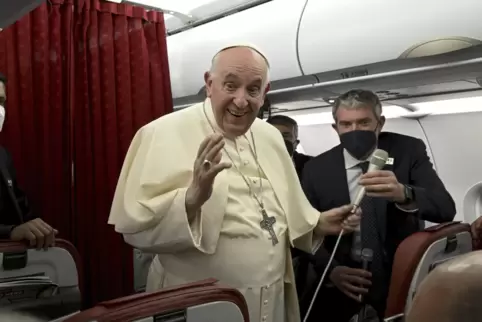 Pressekonferenz im Flugzeug: Papst Franziskus wäre zum Besuch der Ukraine bereit. 
