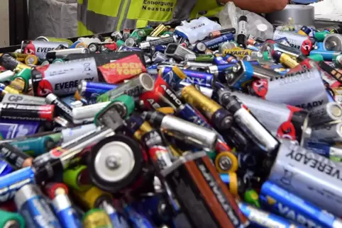 Lithium ist ein gefragter Rohstoff, insbesondere für Batterien wird er benötigt. Probebohrungen danach lehnen Gegner aus Furcht 