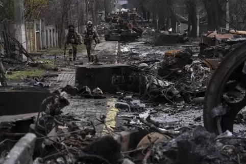 Apokalyptische Szenen: Ukrainische Soldaten unterwegs in Butscha nach dem Rückzug der russischen Armee. 