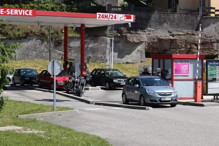 In Bitsch kommt es derzeit zu Engpässen bei der Versorgung mit Dieselkraftstoff, da sehr viele deutsche Autofahrer über die Gren