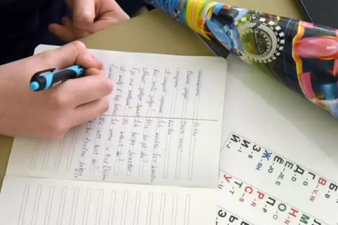 Für Kinder aus der Ukraine ist der Einstieg in den deutschen Unterricht doppelt schwer: Die meisten verstehen kein Wort Deutsch 
