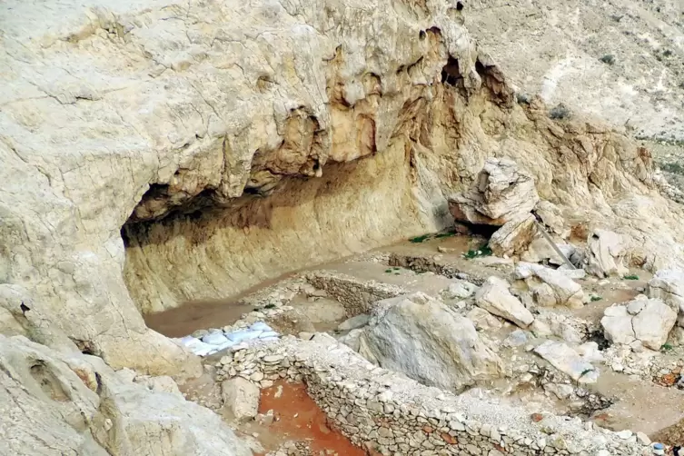An diesem Felsüberhang am Berg Jebel Faya in den Vereinigten Arabischen Emiraten lebten Steinzeitjäger auch in trockenen Epochen