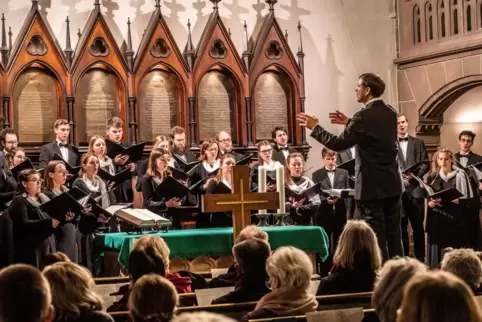  Landeskirchenmusikdirektor Jochen Steuerwald am Pult der Evangelischen Jugendkantorei der Pfalz: hier bei einem eindrucksvollen