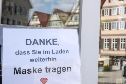 Einige Einzelhändler bitten ihre Kunden, weiter Maske zu tragen – wie hier in Tübingen.