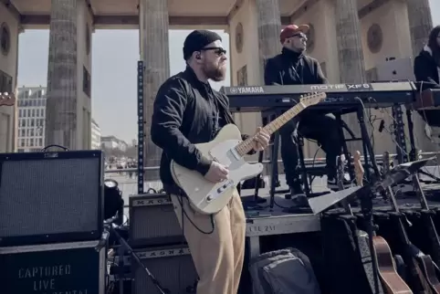 Erst Berlin, jetzt Frankenthal: Gitarrist Stefan Kahne Mitte März bei „Sound of Peace“ am Brandenburger Tor. 