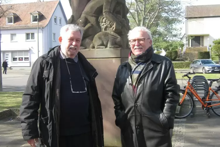 Josef Waldmann (links) und Heinz Trasch am Denkmal der Siedlerfamilie. 