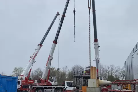 Der geriffelte „Stab“ am rechten Kran ist die neue Förderpumpe des Kraftwerks. 