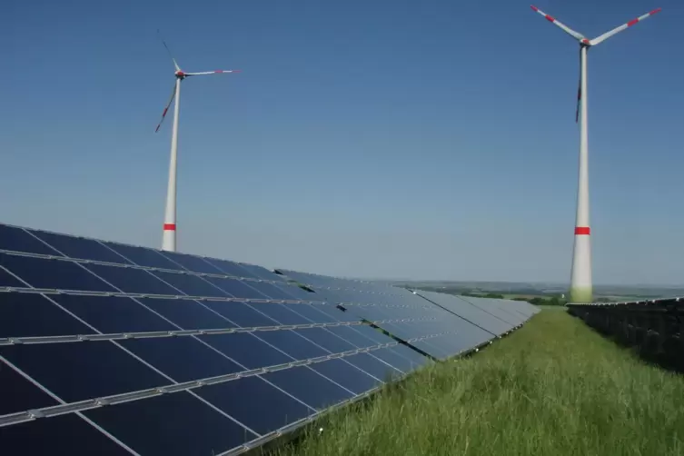 Wie hier in Wörrstadt lassen sich Photovoltaik und Windenergie parallel nutzen.