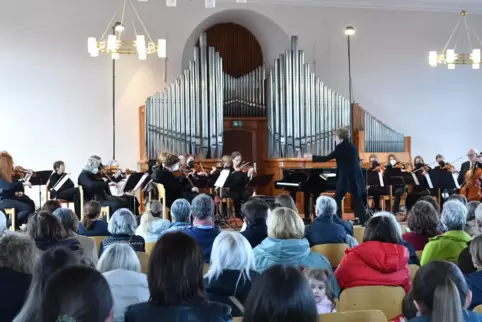 Viel Publikum kam zum Konzert: Hier spielt das Kammerorchester Bad Dürkheim unter der Leitung von Gabriele Weiß-Wehmeyer. 