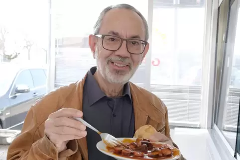 Luis de Andrade lässt er sich an der Bude eine rote Currywurst schmecken. Scharf, eines seiner Leibgerichte. 
