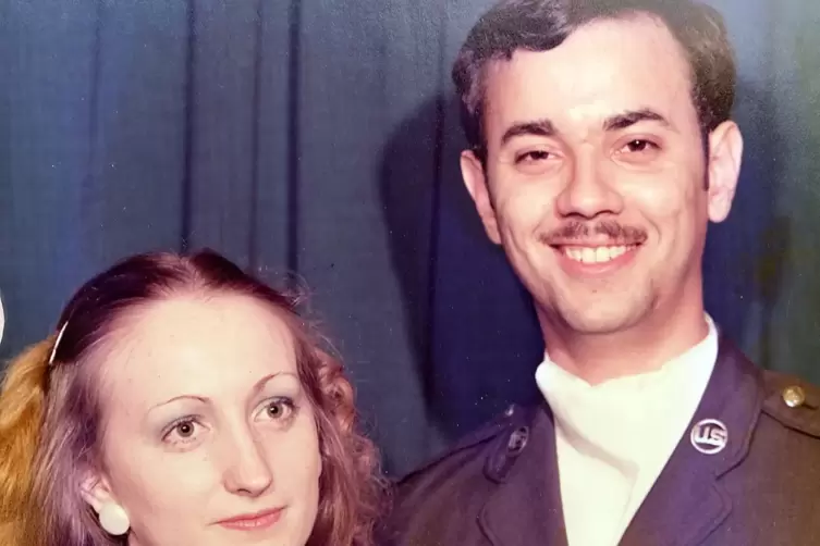 Luis de Andrade in Uniform um das Jahr 1974 mit seiner damaligen Freundin und heutigen Frau Heike .