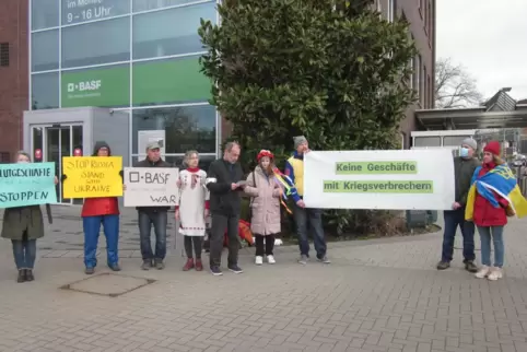 „Keine Geschäfte mit Kriegsverbrechern“ fordern die Demonstranten. In der Mitte: Peter Runck, daneben seine Frau Valentyna Sobet