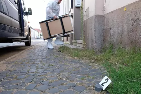 Der Freund der Mutter, so schilderte es gestern der Angeklate, ist nach den Messerstichen eingeknickt und aus der Küche gelaufen