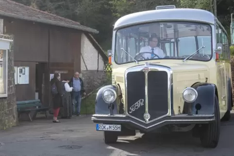 Der Oldtimerbus legt unter anderem einen Stopp am Kalkbergwerk Wolfstein ein.