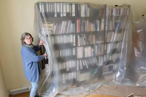 In Charlotte Glücks altem Büro sind die Ordner und Akten staubsicher hinter Folien verpackt.