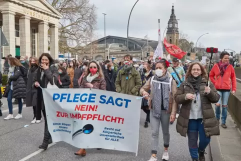 Gegner der Impfpflicht demonstrieren Ende März in Hamburg. 