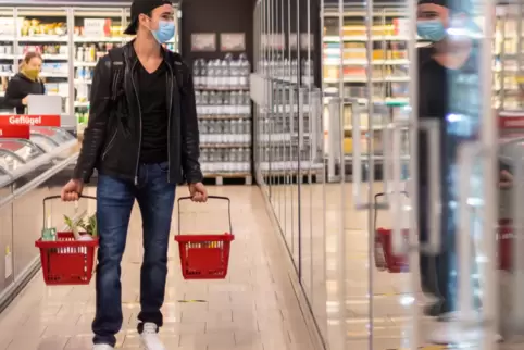 Im Einzelhandel muss seit dieser Woche keine Maske mehr getragen werden. Viele Kunden tun es aber nach wie vor.