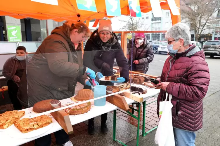 Selbstgebackene Kuchen: Verkaufsaktion der Siedlungsschule.