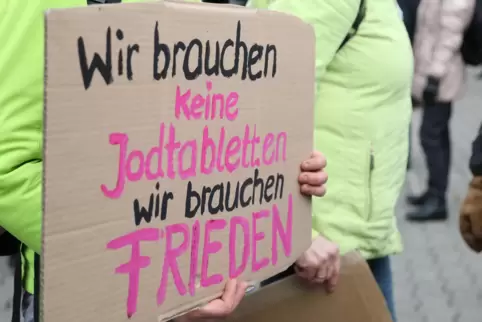 Ein Demonstrant zeigt auf einer Kundgebung unter dem Motto „Kein Krieg in der Ukraine“ klare Haltung.