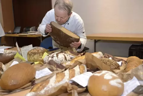 Ulf Lanzet von der Bäcker-Innung verschafft sich einen Überblick über die Testprodukte.