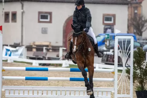Im Schneeschauer: Alisha Klein und Tomar sichern dem Team des RSC Gestüt Etzenbacher Mühle Platz drei im A*-Mannschaftsspringen.