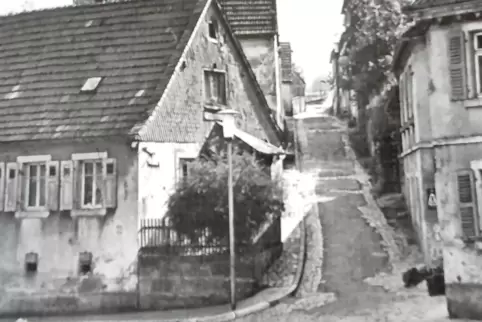 An der Ecke Haupt- und Bergstraße lebte die Familie von Heinrich Grünewald, bis sie 1939 und 1940 deportiert wurden.