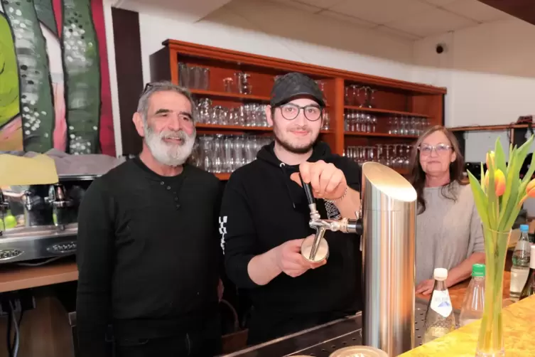 Am Dienstag hat Nicola Avantaggiato (links) sein Restaurant „Da Nicola“ eröffnet. Sohn Lorenzo zapft das erste Bier. Im Hintergr