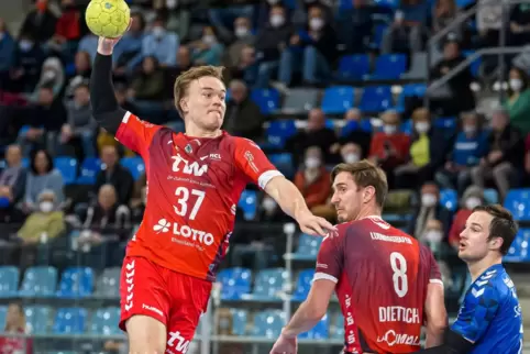 Im Anflug: Eulen-Spielmacher Max Neuhaus (beim Wurf, rechts daneben Gunnar Dietrich) erzielte in Bietigheim keinen Treffer.