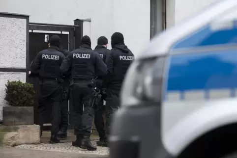 Polizisten durchsuchten im Januar 2020 Gebäude der verbotenen rechtsextremen Gruppe Combat 18.