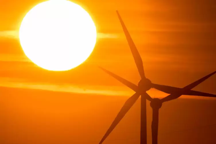 Strom etwa aus Sonnen- und Windenergie soll fossile Energieträger nach und nach ersetzen.