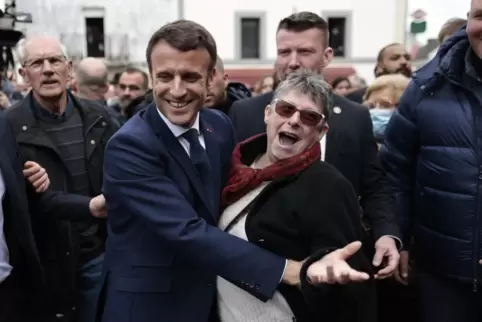 Spaß muss sein: Emmanuel Macron bei einem Wahlkampfauftritt in Spezet mit einer Anwohnerin.
