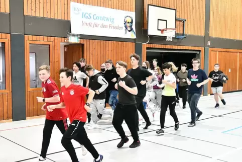 Friedenstag der IGS Contwig in der Sporthalle: Achtklässer beim Halbstundenlauf zugunsten der Ukraine.