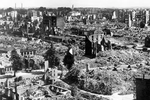 Schauplatz des Romans: Das im Zweiten Weltkrieg zerstörte Hamburg. 
