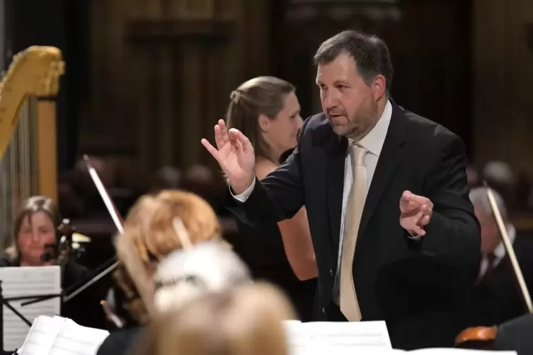 Domkapellmeister Markus Melchiori am Pult des Barockorchesters L’arpa festante: hier in der Gedächtniskirche im November 2019. 