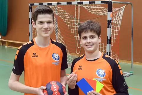 Kennen sich mit dem Regelwerk im Handball aus: Ben Bessai (links) und Anton Neiss, zwei Jungschiedsrichter bei der HR Göllheim/E
