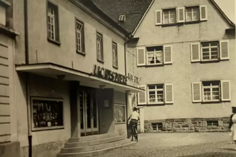 Aufnahme aus dem Jahr 1958: Das Rockenhausener Kino „Lichtspiele“ lockte zur damaligen Zeit Woche für Woche hunderte Besucher an