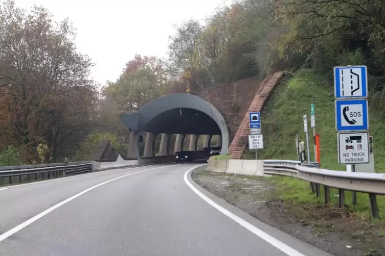 Der Barbarossa-Tunnel bei Annweiler auf der B10.