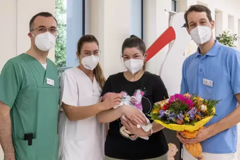 Abschied aus der Klinik in Speyer: Oberarzt Torben Lindner, Gesundheits- und Krankenpflegerin Rebecca Held, Mutter Sorina Caroli