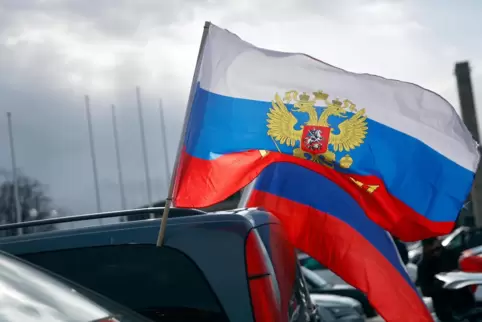 Mit der Russland-Flagge durch Berlin. Am Sonntag forderten etwa 900 Menschen „Schutz für russischsprechende Leute“. 