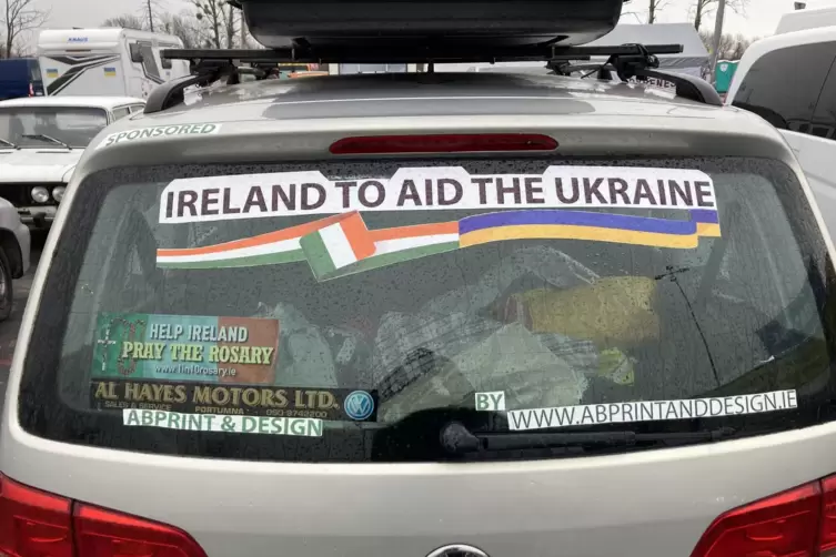 Viele Helfer aus der ganzen Welt sind gekommen, um zu helfen &ndash; wie etwa dieses Auto aus Irland. 