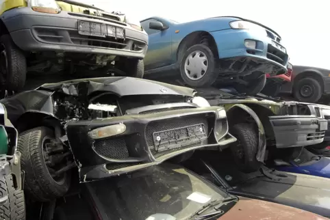 Das Schicksal dieser Autos teilt inzwischen der Wagen des Dirmsteiners, der einen Mann umgebracht haben soll. 