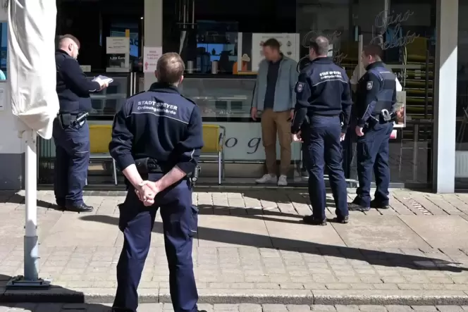 April 2020: Geschäfte dürfen nur unter Auflagen wieder öffnen. Hier: Kontrolle eines Eiscafés in der Maximilianstraße. April 2020: Geschäfte dürfen nur unter Auflagen wieder öffnen. Hier: Kontrolle eines Eiscafés in der Maximilianstraße.