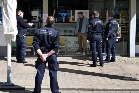 April 2020: Geschäfte dürfen nur unter Auflagen wieder öffnen. Hier: Kontrolle eines Eiscafés in der Maximilianstraße. April 2020: Geschäfte dürfen nur unter Auflagen wieder öffnen. Hier: Kontrolle eines Eiscafés in der Maximilianstraße.