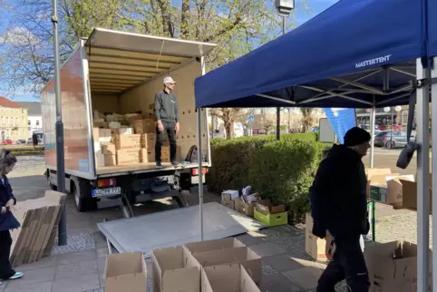Im RPR1-Truck stapeln sich bereits nach kurzer Zeit die Hilfsgüter.