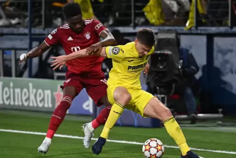  Alphonso Davies (links) und Villarreals Juan Foyth kämpfen um den Ball.