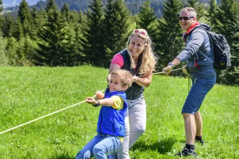 Auch Erwachsenen tut es gut, sich in der Natur auszutoben. Spielen mit Kinder ist dafür die perfekte Gelegenheit. Auch Erwachsenen tut es gut, sich in der Natur auszutoben. Spielen mit Kinder ist dafür die perfekte Gelegenheit.