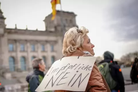 Gegner der Impfpflicht vor dem Berliner Reichstagsgebäude. 